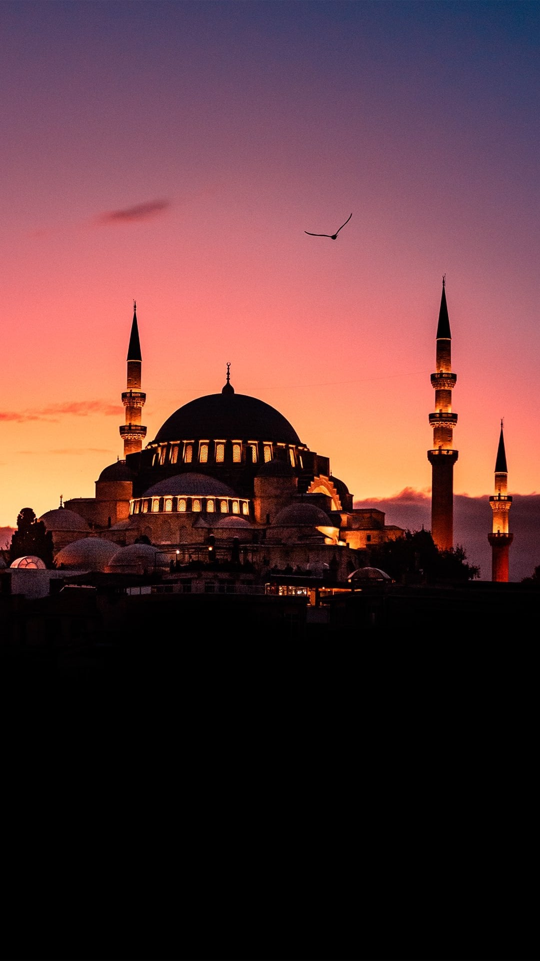 Silhouette einer Moschee vor einem violetten Abendhimmel