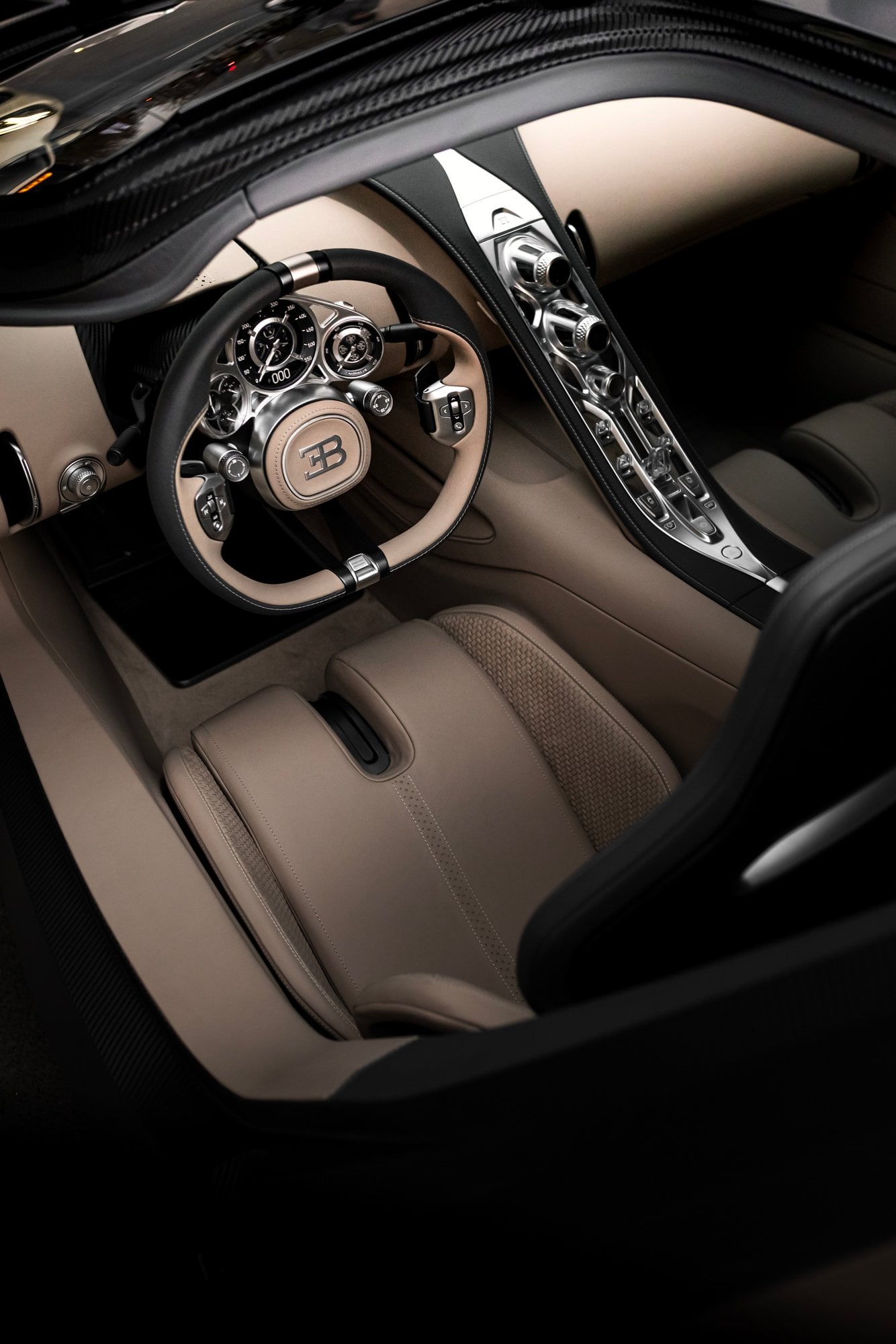 Detailansicht des lederbezogenen Cockpits eines Bugatti