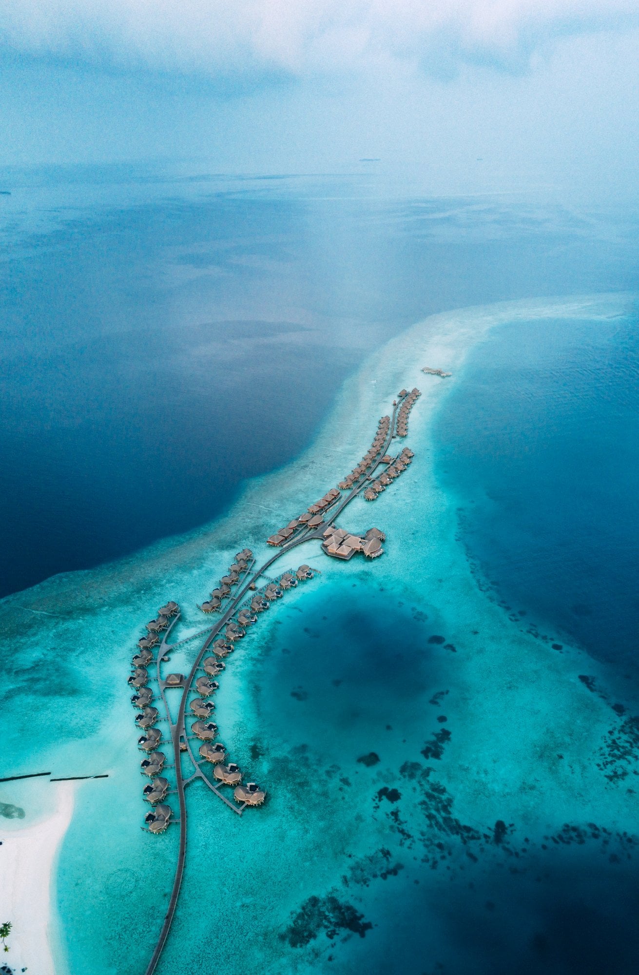 Tropisches Atoll aus der Luft im türkisblauen Meer