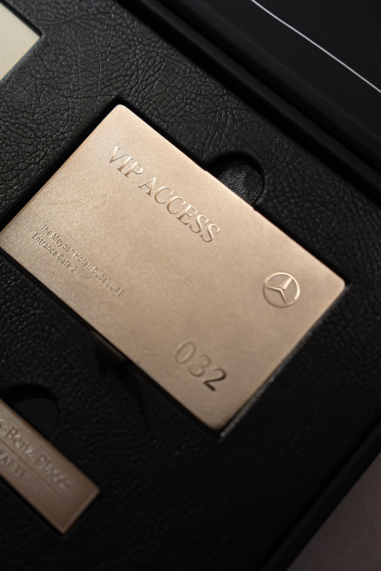 Gravierte Metallplakette in einer schwarzen Lederbox