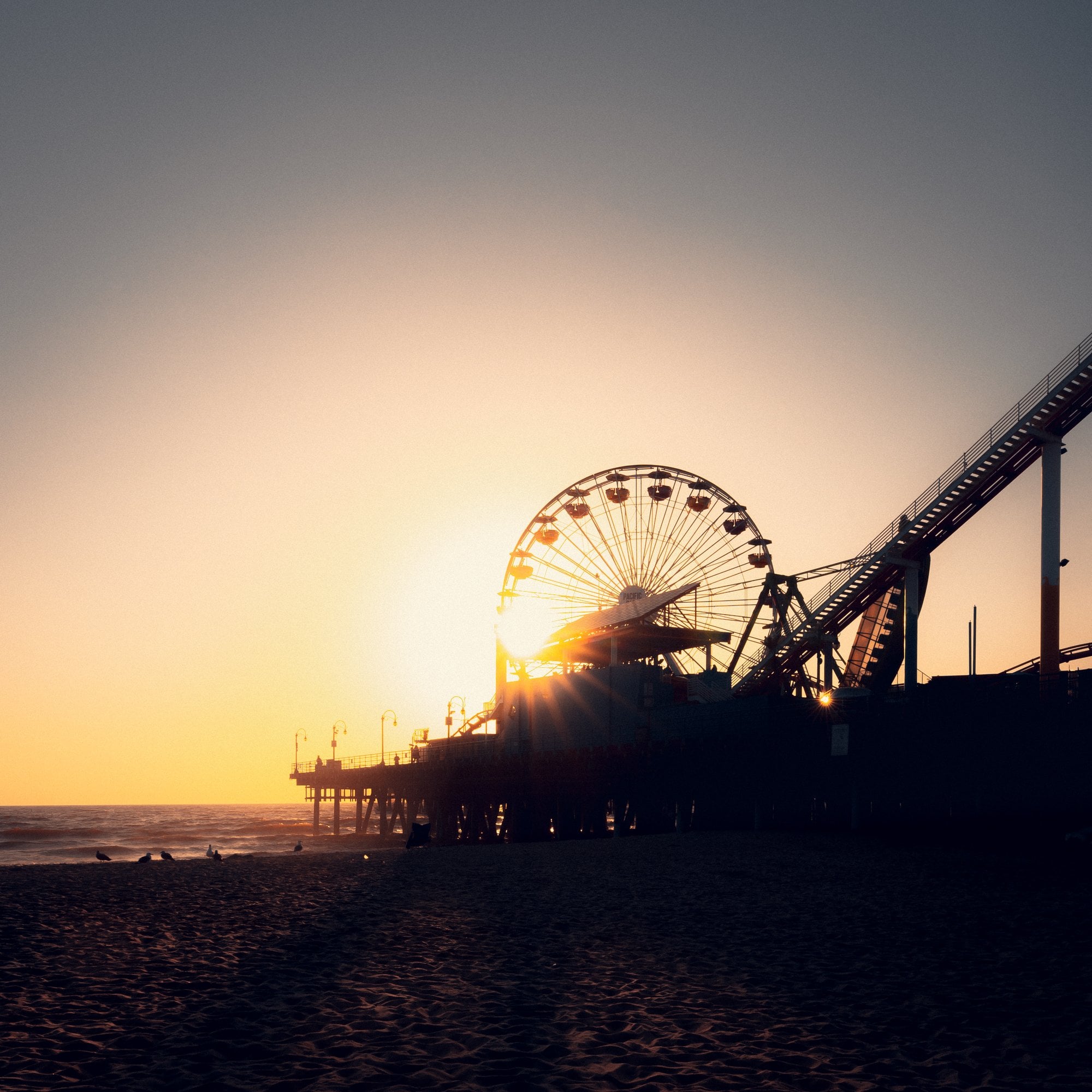 Riesenrad am Santa Monica Pier im Sonnenuntergang