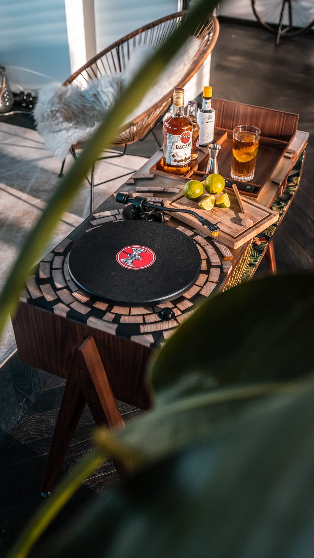 DJ-Pult zwischen Pflanzen auf einer sommerlichen Terrasse