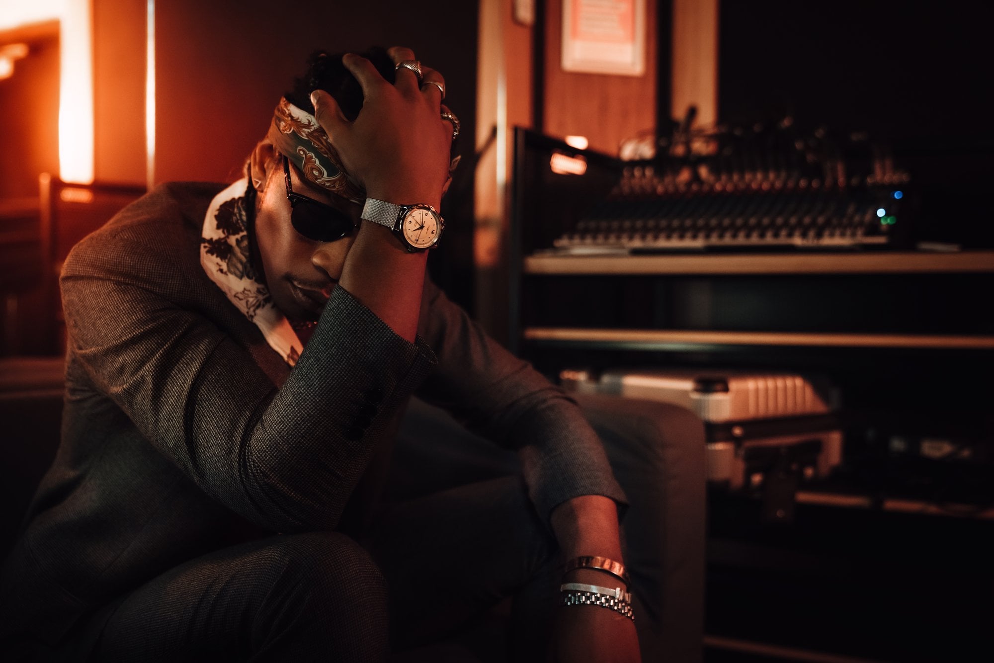 Musiker in einem dunkel beleuchteten Tonstudio