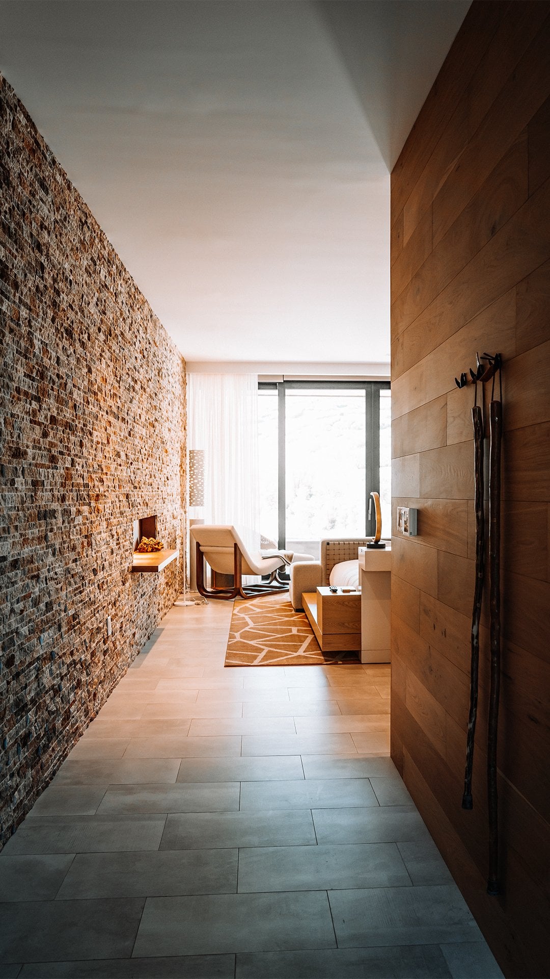 Minimalistischer Hotelkorridor aus Holz und Naturstein