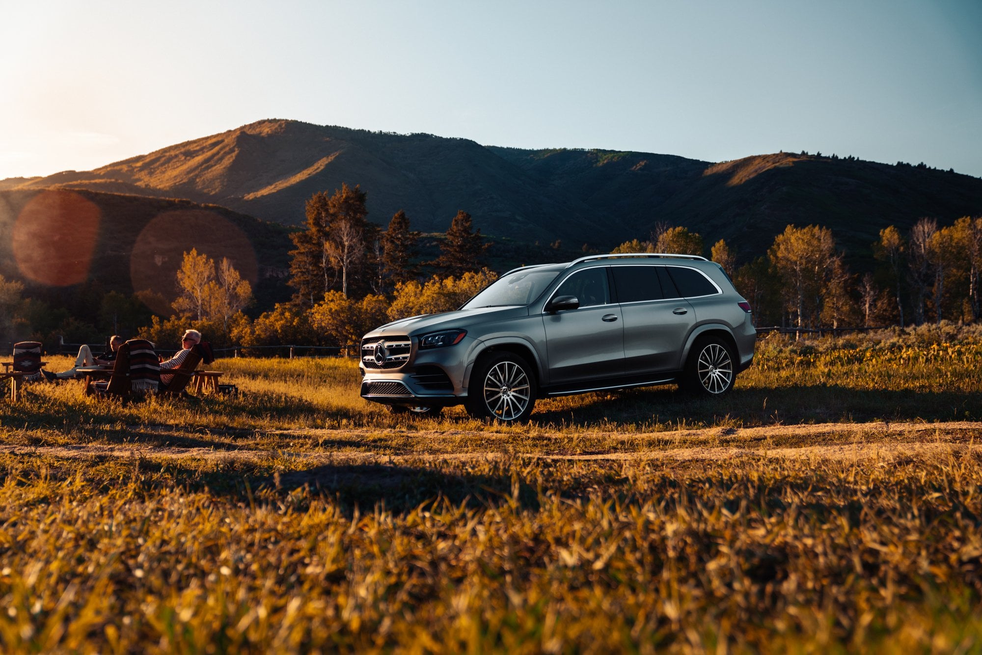 SUV in einer goldenen Berglandschaft am späten Nachmittag