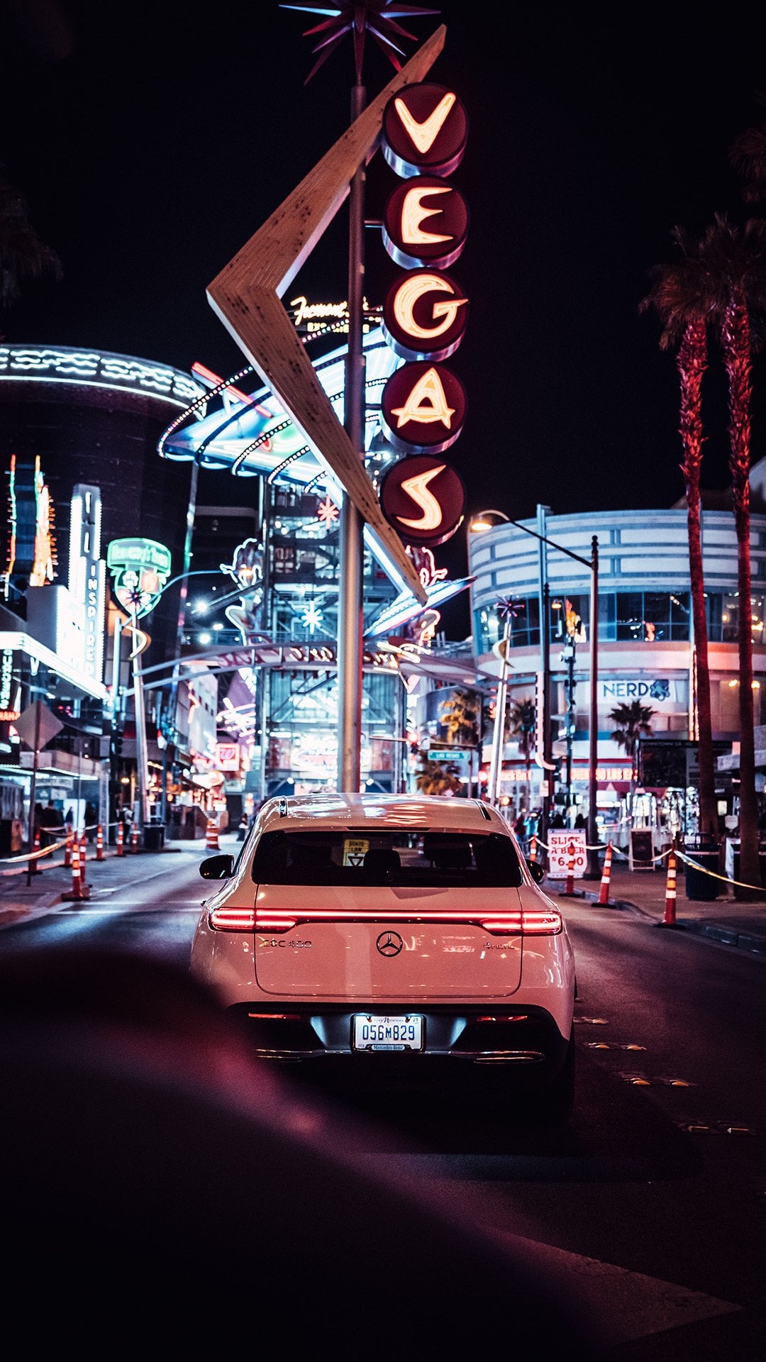 Auto unter den Neonlichtern von Las Vegas bei Nacht